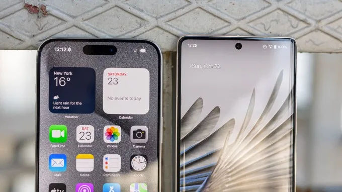 Thiết kế màn hình trên iPhone 15 Pro Max và Google Pixel 7 Pro