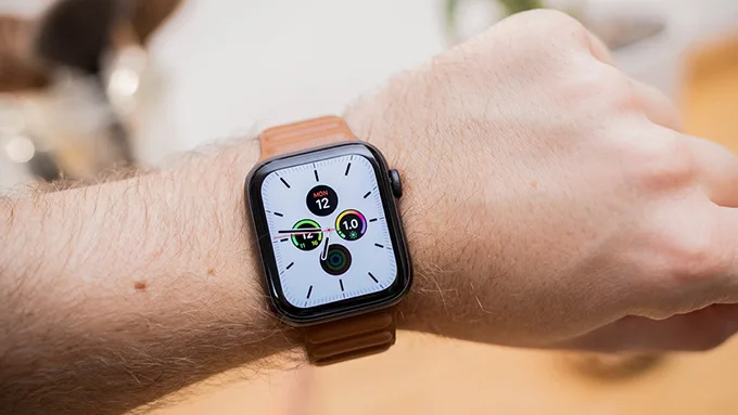 Apple Watch SE 2 và Galaxy Watch 5 đều có hai phiên bản kích thước