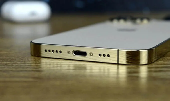 Kiểm tra chân sạc của iPhone