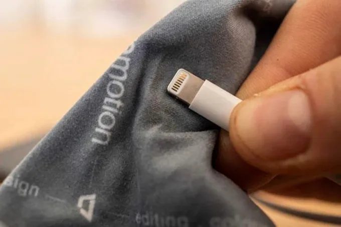 Vệ sinh chuôi sạc cũng là một cách để bảo vệ iPhone