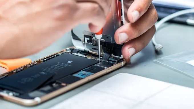 Yếu tố ảnh hưởng đến giá thay màn hình iPhone