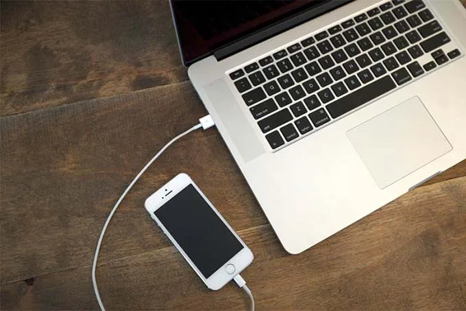 Sử dụng cáp Lightning để kết nối iPhone 15 cũ với máy tính