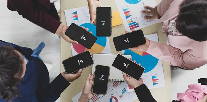 Bạn cần sử dụng tai nghe để lướt TikTok bằng khẩu lệnh