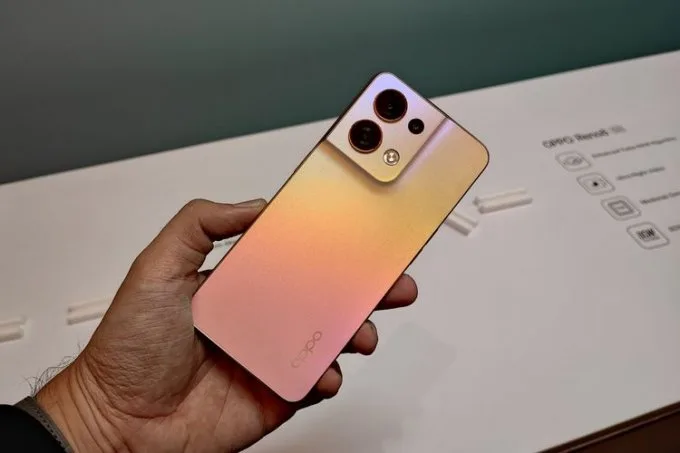 OPPO Reno8 5G hỗ trợ sạc nhanh lên đến 80W