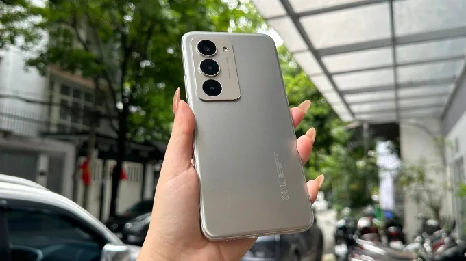 Redmi 15 4G có kích thước lớn hơn: 171.1 x 82.1 x 8.6mm