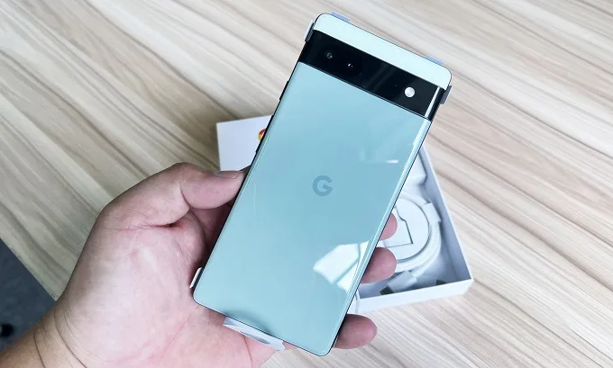 Ngoại hình Google Pixel 6a sang trọng, bắt mắt với điểm nhấn là dải màu đen chứa camera