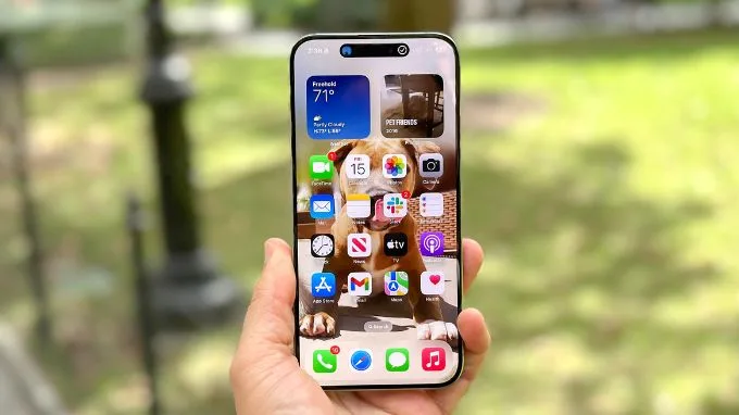 Màn hình iPhone 15 Pro Max hiển thị sắc nét