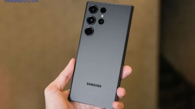Galaxy S24 Ultra Đen Titan dành cho người mệnh Thủy đáng mua 2025