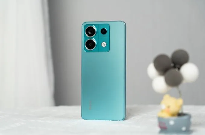 Các cạnh viền được bo cong trên Redmi Note 13 Pro