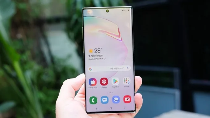 Màn hình nốt ruồi trên Galaxy Note 10 Plus đã duyên hơn