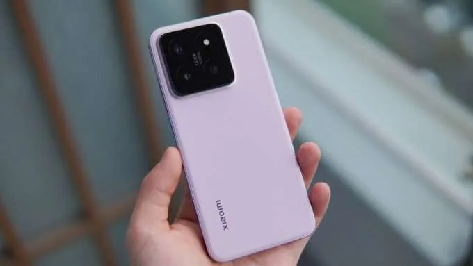 Xiaomi 14 là điện thoại màu hồng sở hữu màu hồng ánh kim