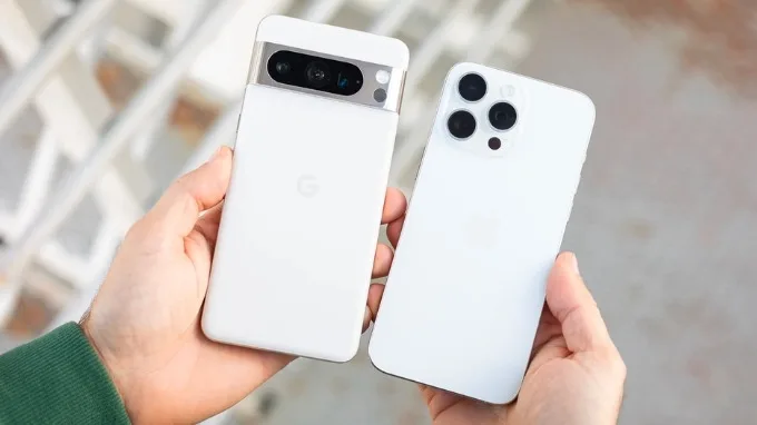 Sự khác biệt về thiết kế giữa iPhone 15 Pro Max và Google Pixel 8 Pro