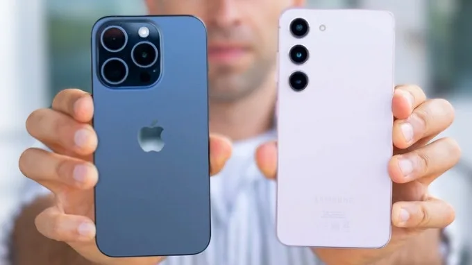 Sự khác biệt về ngôn ngữ thiết kế giữa Samsung S23 và iPhone 15 Pro
