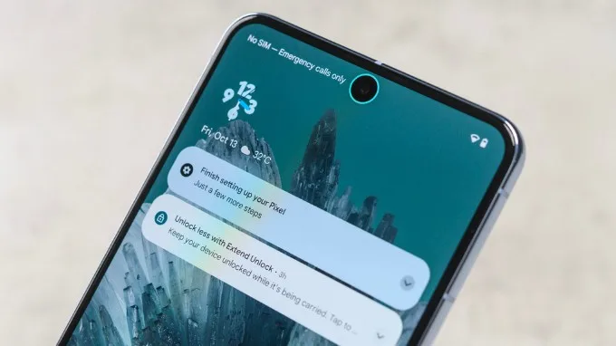 Thiết kế màn hình đục lỗ trên Google Pixel 8 Pro