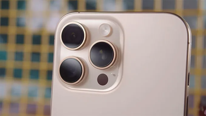 Giống như iPhone 15 Pro Max, model mới cũng được Apple trang bị hệ thống 3 camera