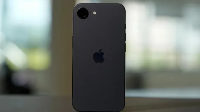 iPhone 16e màu đen