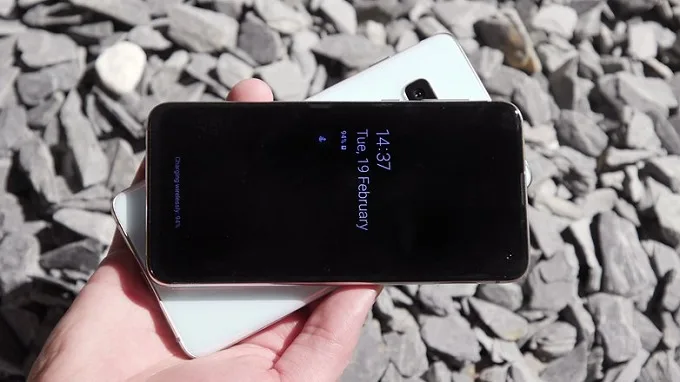 Galaxy S10e có tính năng sạc ngược hữu ích
