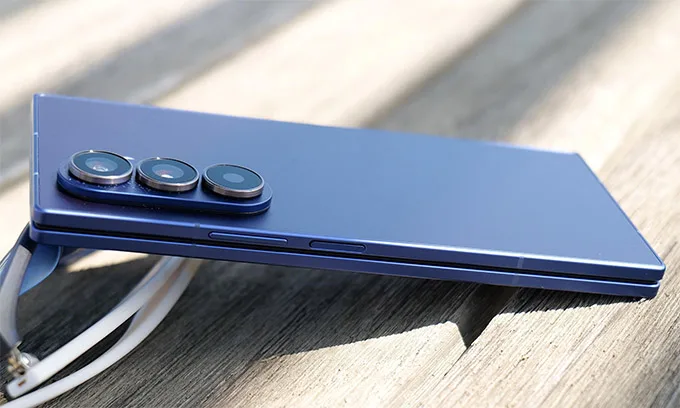 Màn hình gập mang tính cách mạng, thiết kế mỏng nhẹ và bền bỉ trên Galaxy Z Fold 7