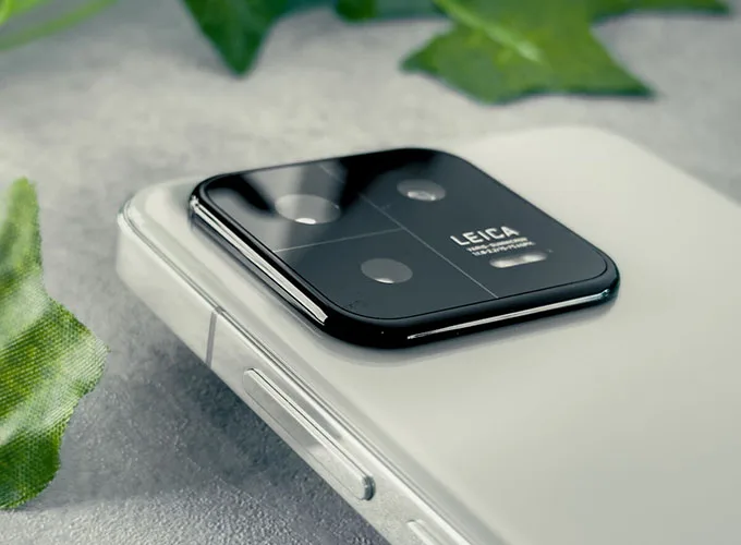 Xiaomi 13 có cụm camera hình vuông gọn gàng hơn so với phiên bản tiền nhiệm