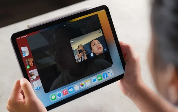Camera trước trên iPad Gen 10 được đặt theo chiều ngang