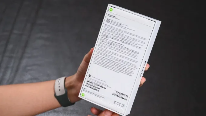 Mặt sau hộp đựng iPhone 15 Pro Max