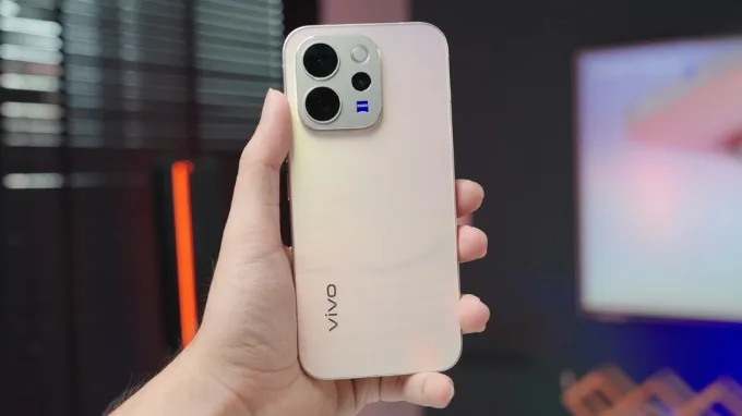 Vivo V70 đã khắc phục triệt để điều này bằng việc trang bị khung hợp kim nhôm