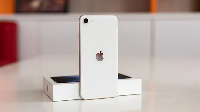 Thiết kế iPhone SE 2022 trông khá lỗi thời khi đặt cạnh iPhone 16