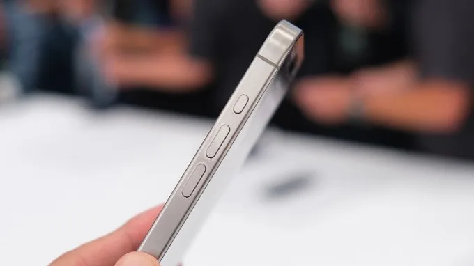 Kiểm tra nút bấm của iPhone 15 Pro Max cũ