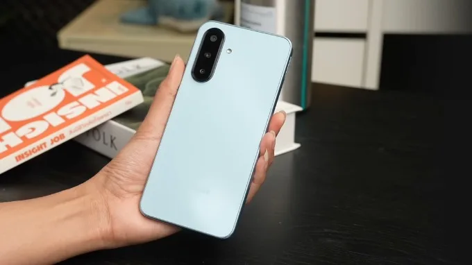 Galaxy A17 4G sở hữu ngôn ngữ mỏng nhẹ hơn Redmi 15