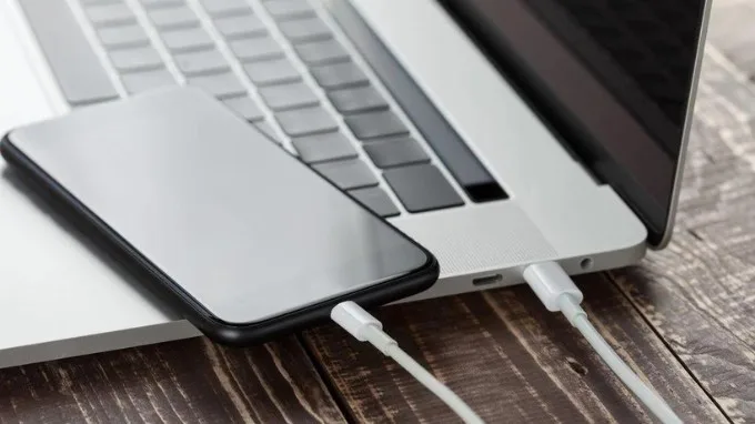 iPhone 14 sử dụng cổng USB