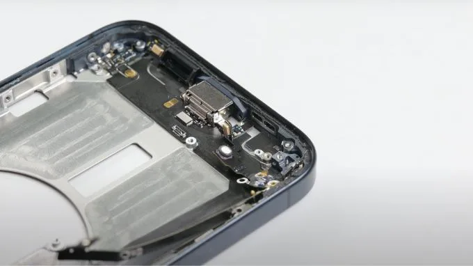 Cổng USB-C trên iPhone 15 Pro Max