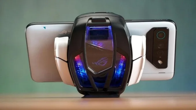 Điện thoại Asus ROG Phone có đi kèm nhiều phụ kiện