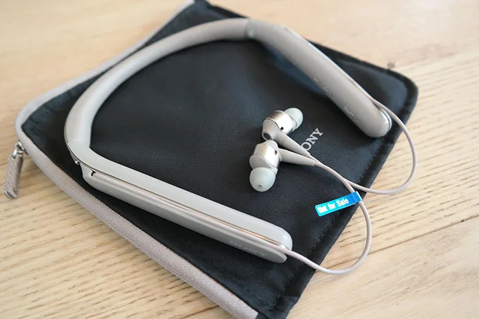 Tai nghe đang được bày bán tại XTmobile behind the neck