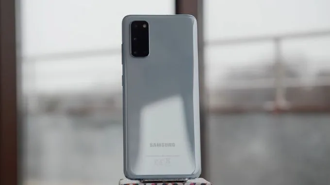 Samsung Galaxy S20 cũ là phiên bản nhỏ gọn nhất trong series, phù hợp với người dùng ưa thích thiết kế tinh tế