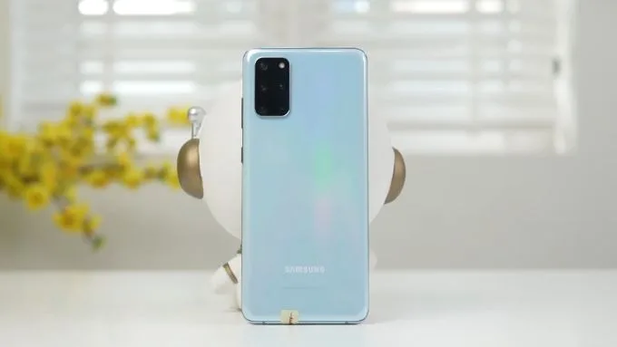 Samsung Galaxy S20+ cũ mang đến những cải tiến đáng kể so với S20, đặc biệt ở phần màn hình, camera và thời lượng pin
