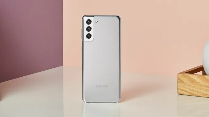 Samsung Galaxy S21 Plus cũ mang đến những cải tiến rõ rệt so với phiên bản S21, đặc biệt ở phần màn hình và dung lượng pin