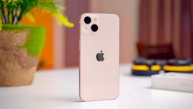 iPhone 13 mini 512GB Cũ (Trầy Đẹp) vẫn thể hiện rõ triết lý thiết kế tối giản và cao cấp của Apple
