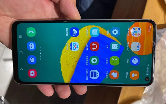 Galaxy F52 5G sử dụng thiết kế màn hình đục lỗ