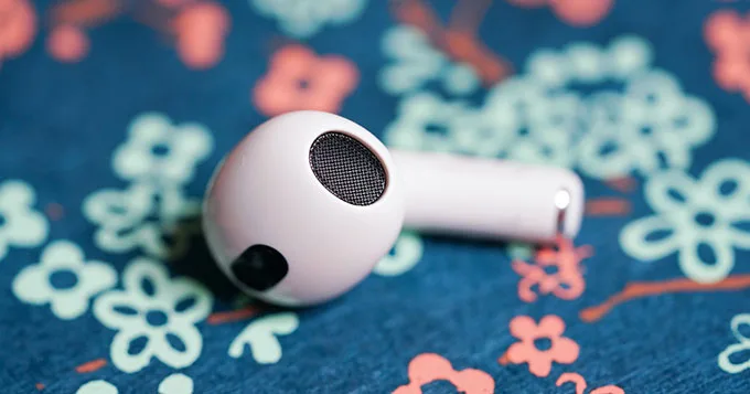 AirPods 3 sở hữu một ngoại hình nhiều điểm tương đồng với bản Pro