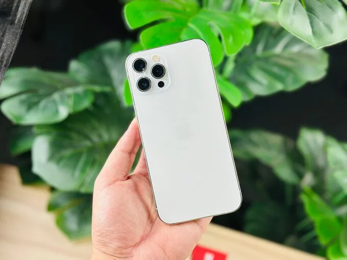 Thiết kế của iPhone 12 Pro Max 512GB Cũ (Trầy Đẹp) giữ nguyên phong cách đặc trưng với khung thép không gỉ sang trọng