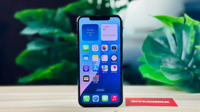 Máy được trang bị màn hình Super Retina XDR OLED kích thước 5.8 inches cùng tần số quét 60Hz