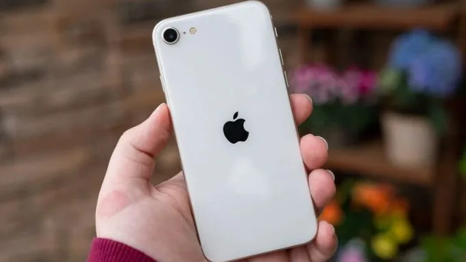 Nhỏ gọn chính là ấn tượng đầu tiên trực tiếp trải nghiệm iPhone SE 2022 128GB (Cũ 99%)
