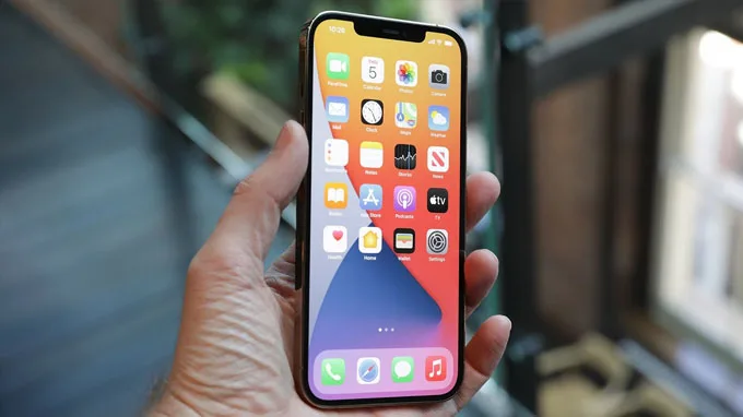 Màn hình iPhone 12 Pro Max 128GB cũ có kích thước khá lớn