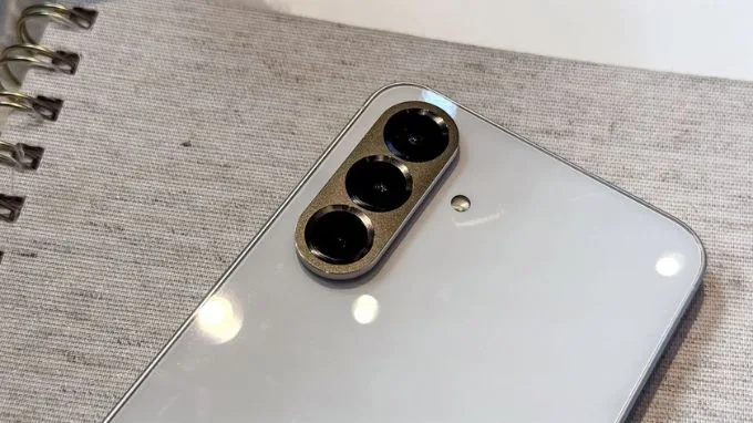 Cụm 3 camera 50MP cho khả năng chụp ảnh, quay video 4K ấn tượng