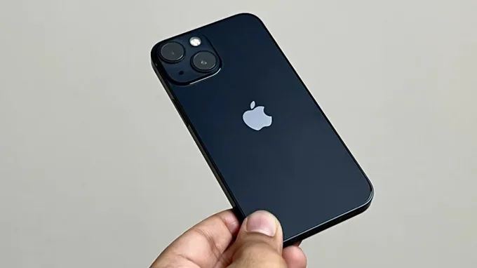 Thiết kế iPhone 13 mini 256GB Cũ (Trầy Đẹp) nhỏ gọn, dễ cầm nắm
