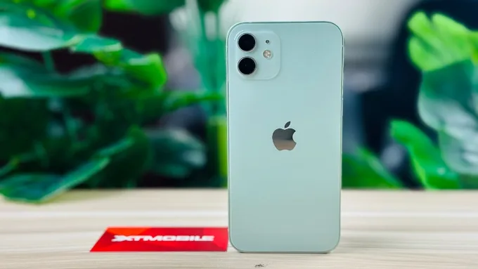 iPhone 12 Mini 64GB Cũ (Trầy Đẹp) có thiết kế khung viền vuông, kích thước nhỏ và trọng lượng chỉ 135g