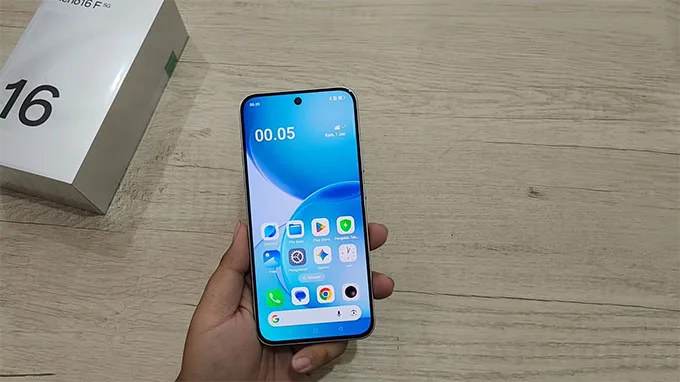 OPPO Reno16 F sở hữu màn hình AMOLED 6.57 inch