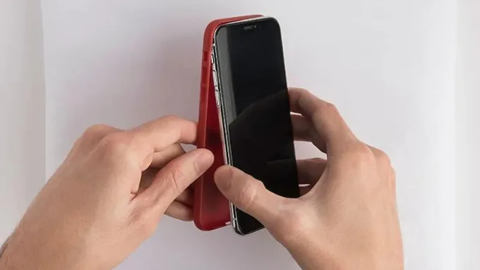 Tháo ốp lưng khi sạc pin iPhone 