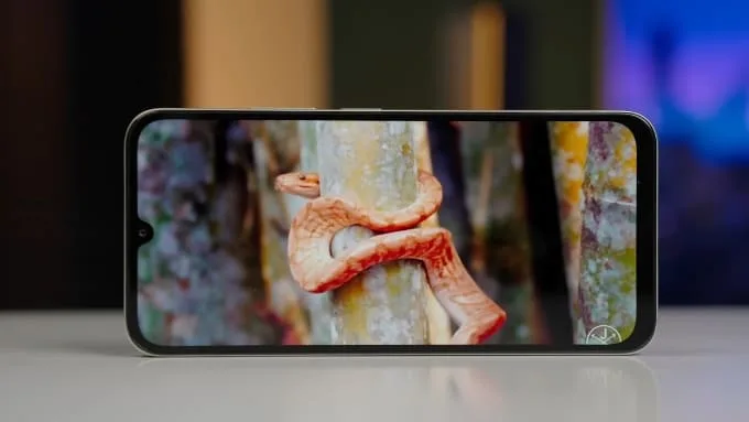 Màn hình 6.9 inch sắc nét, tần số quét 120Hz