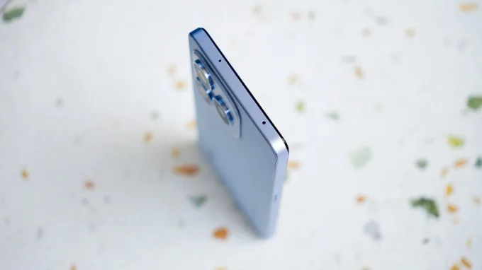 Thân máy chỉ dày 7.5 mm và nặng khoảng 188 gram
